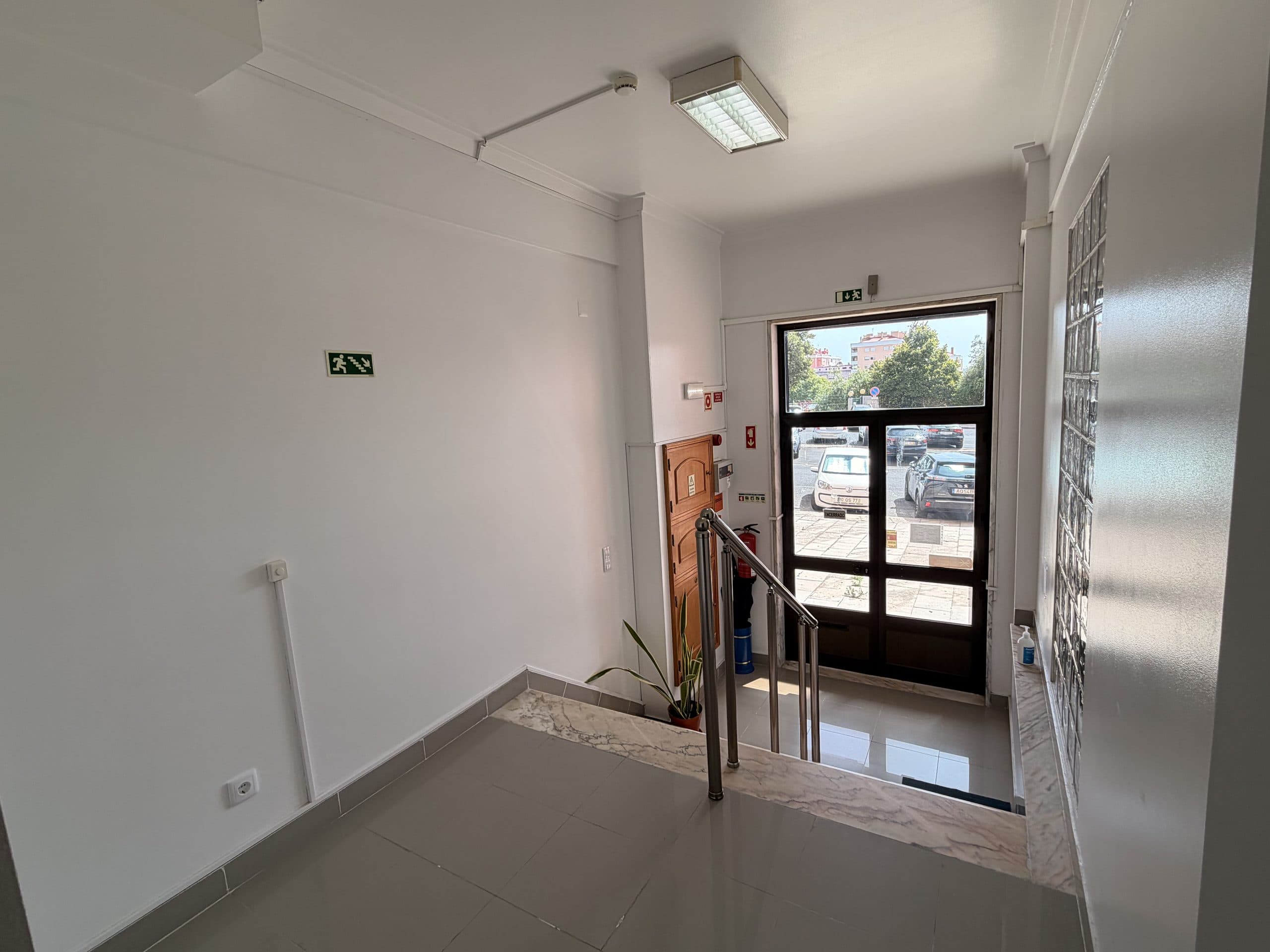 Entrada do edifício, no piso térreo