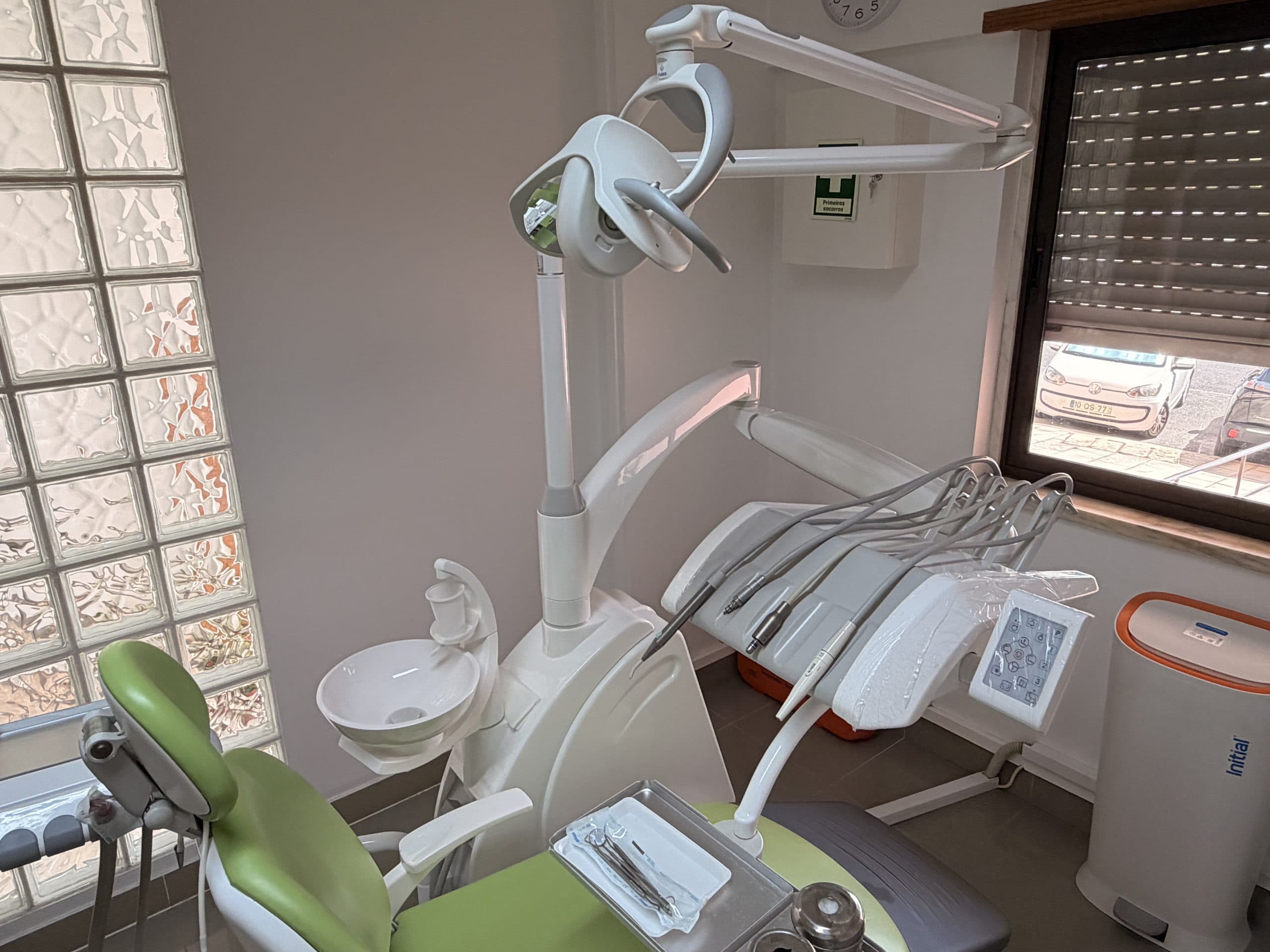 Gabinete de medicina dentária da Companhia dos Dentes, com cadeira e equipamento