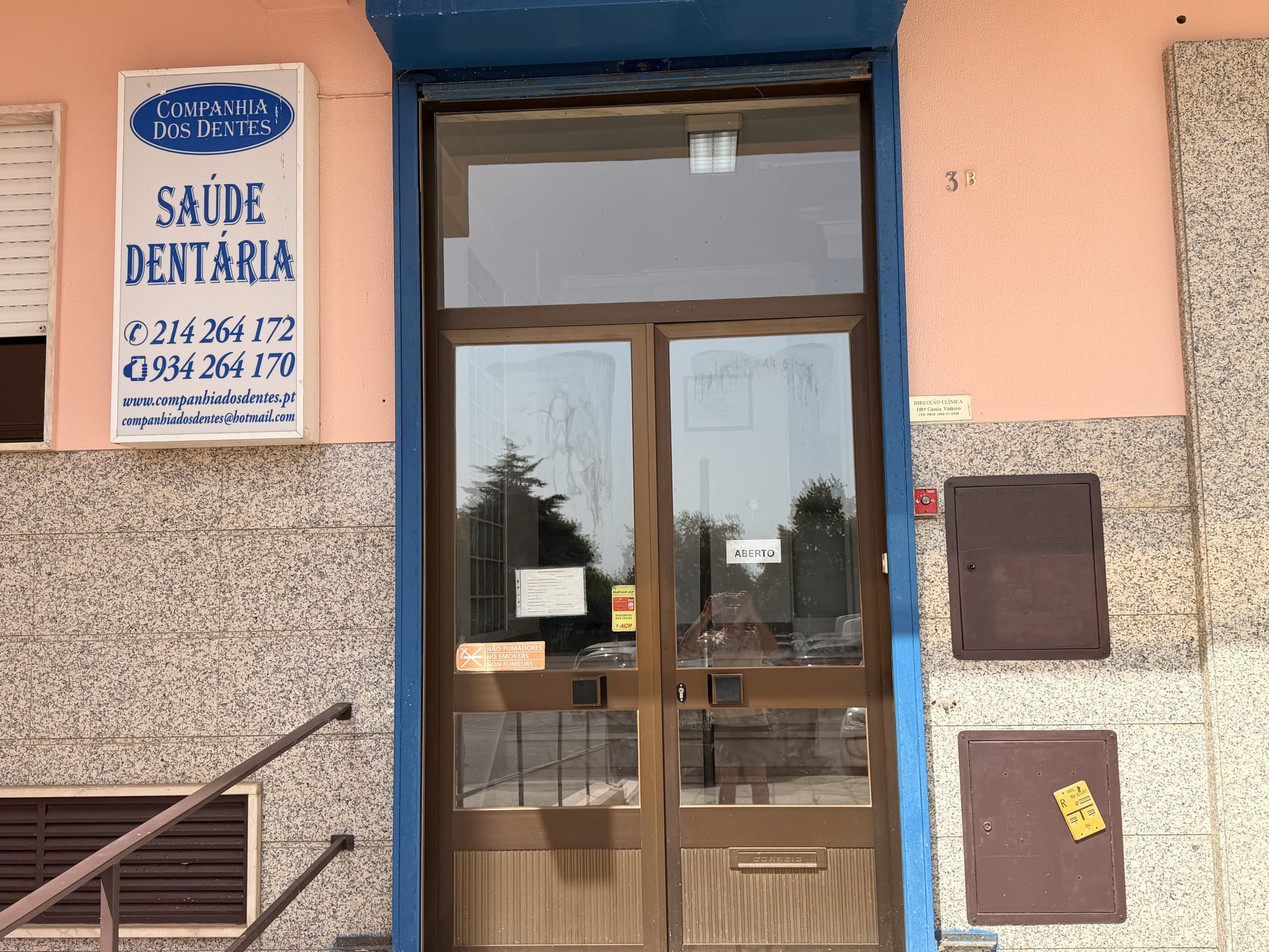 Entrada da clínica na Praceta Rio Amazonas, em Agualva-Cacém